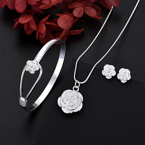 Juego de collar pendiente y brazalete modelo flor baño de plata