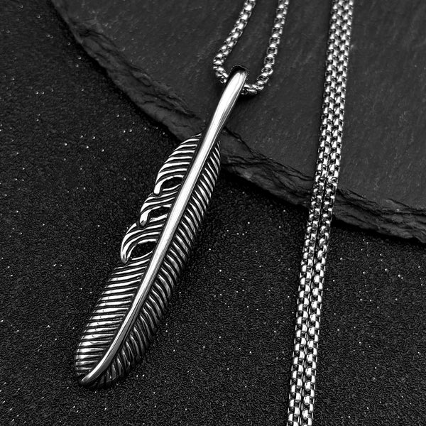Collar con colgante de pluma oscura gótica en acero inoxidable