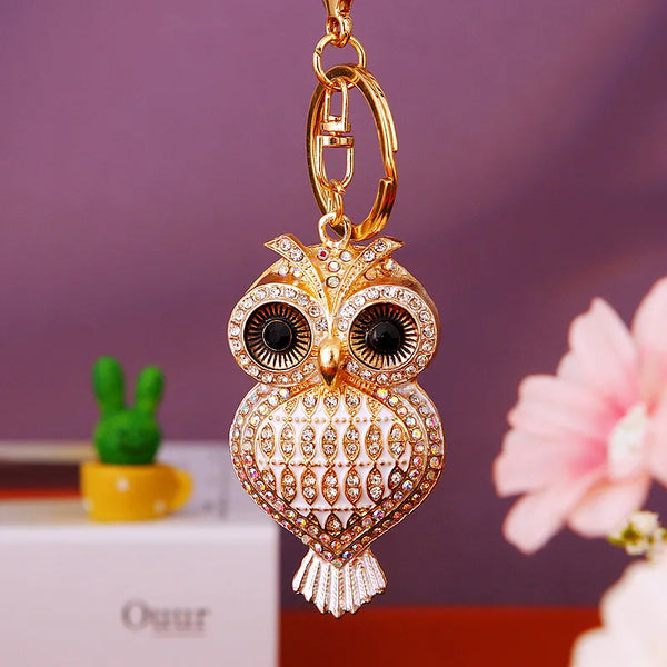 Llavero forma de buho en metal dorado con incrustaciones de cristal